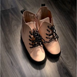 Girls boots CARTERS size 10 very good condition light ish pink color